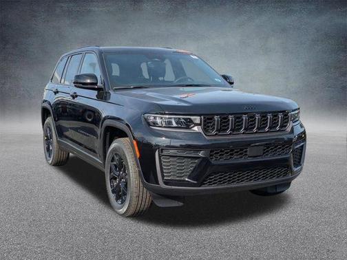 Diamond Black Crystal Pearlcoat 2026 Jeep Grand Cherokee Altitude