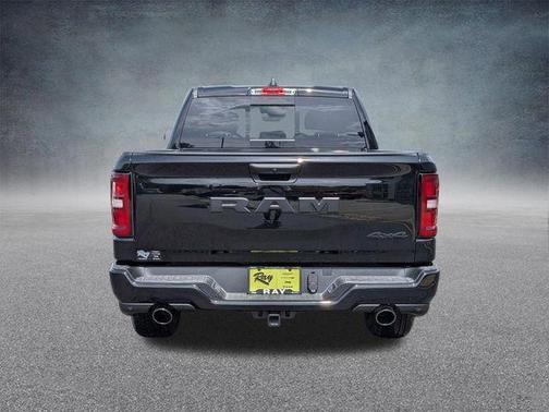 Diamond Black Crystal Pearlcoat 2026 RAM 1500 Express
