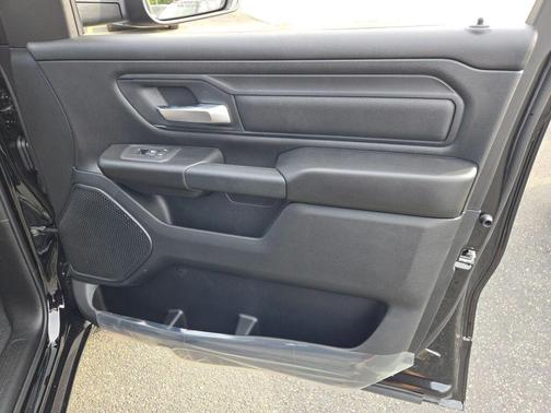 Diamond Black Crystal Pearlcoat 2026 RAM 1500 Express