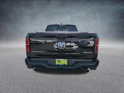 Diamond Black Crystal Pearlcoat 2026 RAM 1500 ST
