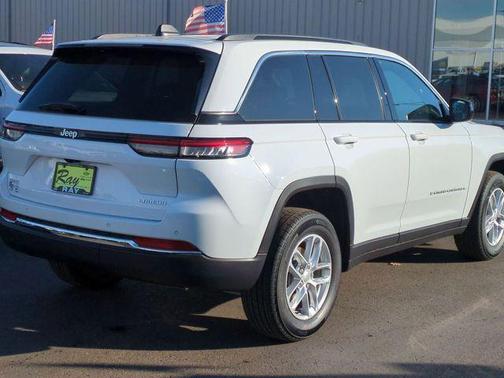Bright White Clearcoat 2026 Jeep Grand Cherokee Altitude