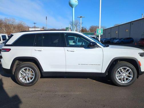 Bright White Clearcoat 2026 Jeep Grand Cherokee Altitude