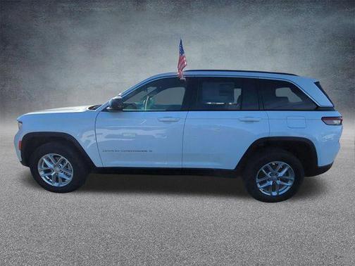 Bright White Clearcoat 2026 Jeep Grand Cherokee Altitude
