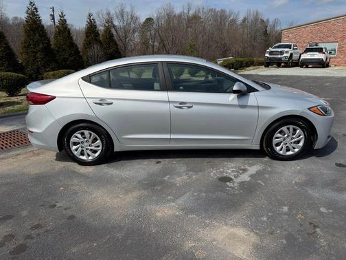 2018 Hyundai ELANTRA SE