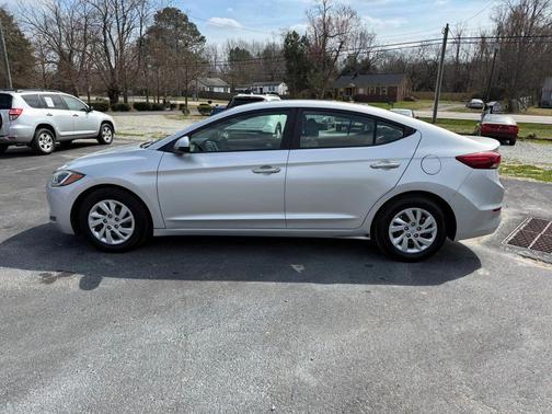 2018 Hyundai ELANTRA SE