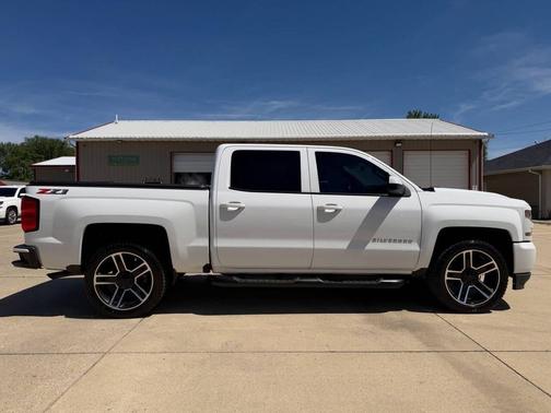 Summit White 2018 Chevrolet Silverado 1500 2LT