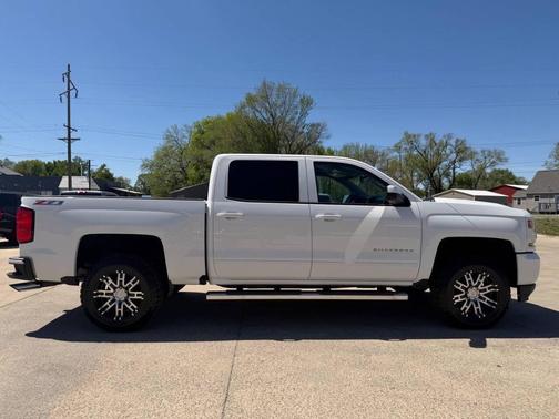Summit White 2017 Chevrolet Silverado 1500 2LT