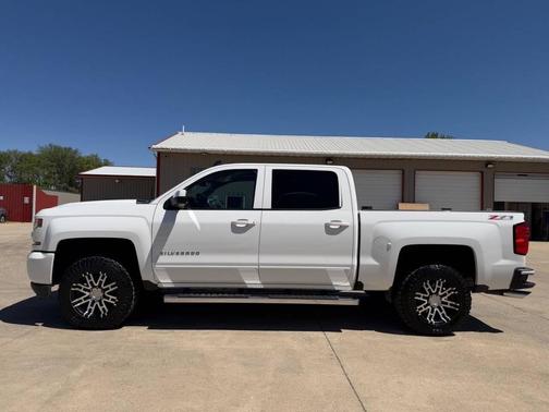 Summit White 2017 Chevrolet Silverado 1500 2LT