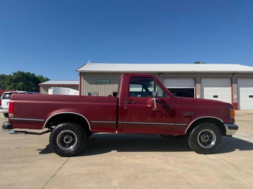 Red 1989 Ford F-150 XLT Lariat 2dr Standard Cab LB