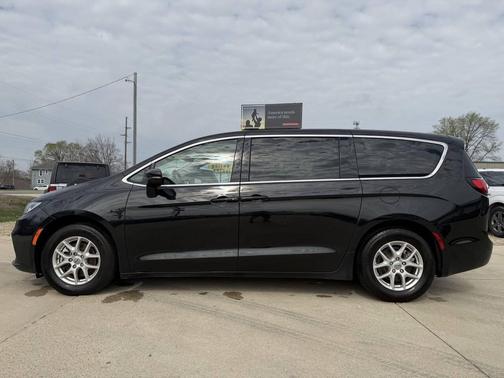 Brilliant Black Crystal Pearlcoat 2023 Chrysler Pacifica Touring L