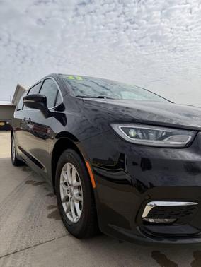 Brilliant Black Crystal Pearlcoat 2023 Chrysler Pacifica Touring L