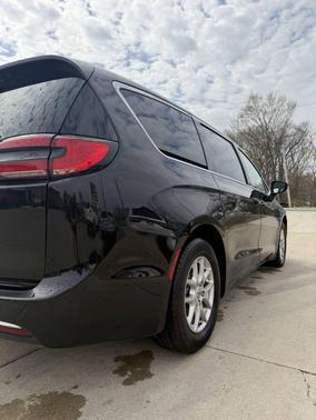 Brilliant Black Crystal Pearlcoat 2023 Chrysler Pacifica Touring L