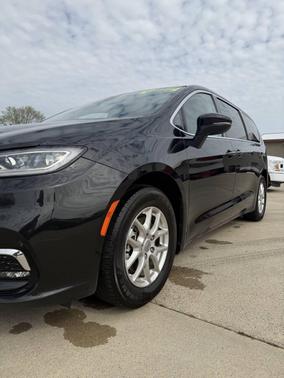 Brilliant Black Crystal Pearlcoat 2023 Chrysler Pacifica Touring L