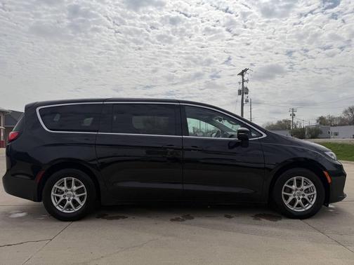 Brilliant Black Crystal Pearlcoat 2023 Chrysler Pacifica Touring L