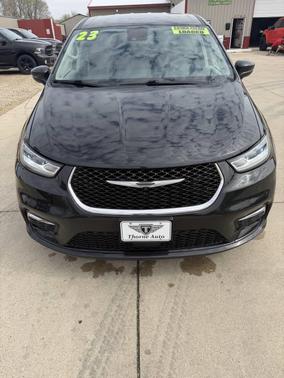 Brilliant Black Crystal Pearlcoat 2023 Chrysler Pacifica Touring L