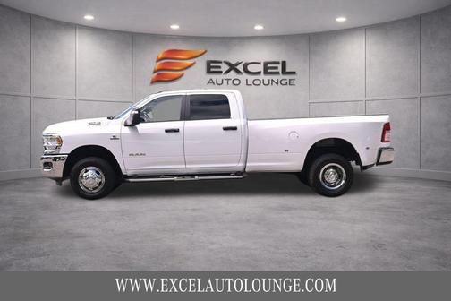 Bright White Clearcoat 2024 RAM 3500 Big Horn Crew Cab 4x4 8' Box
