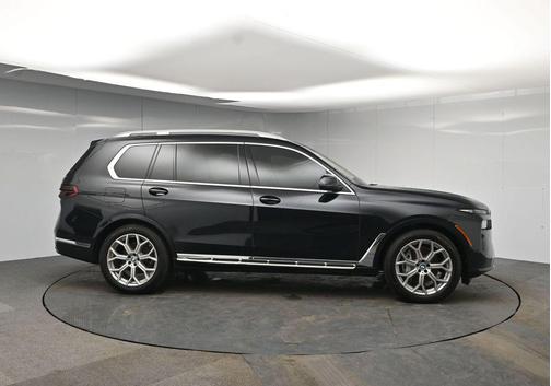 Black Sapphire Metallic 2023 BMW X7 xDrive40i