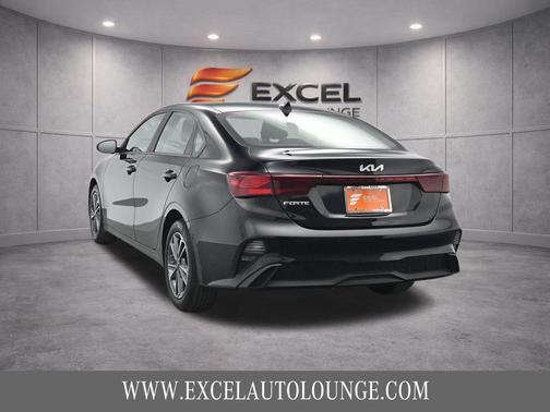 Aurora Black 2024 Kia Forte LXS