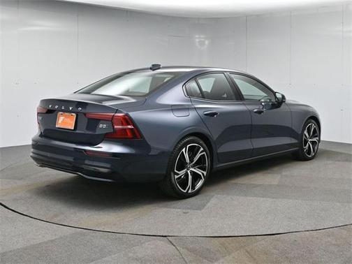 2024 Volvo S60 B5 Core Dark Theme