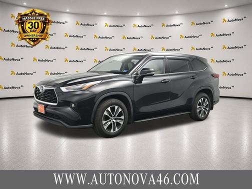 Midnight Black Metallic 2022 Toyota Highlander XLE