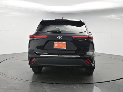 Midnight Black Metallic 2022 Toyota Highlander XLE
