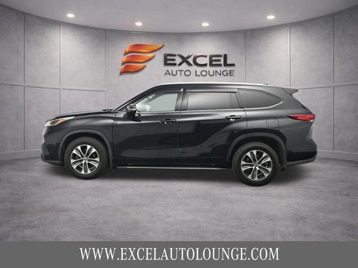 Midnight Black Metallic 2022 Toyota Highlander XLE
