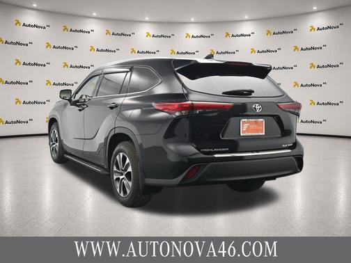 Midnight Black Metallic 2022 Toyota Highlander XLE