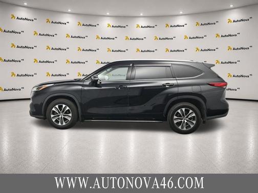 Midnight Black Metallic 2022 Toyota Highlander XLE