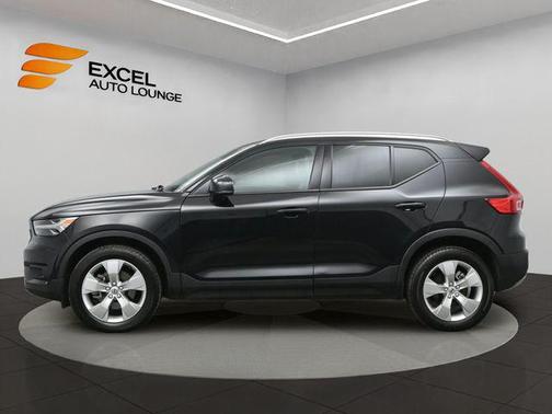 2022 Volvo XC40 T5 Momentum