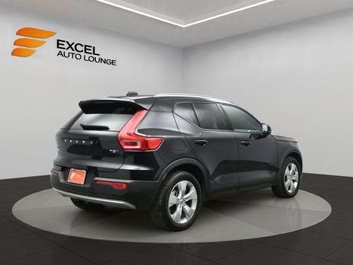 2022 Volvo XC40 T5 Momentum