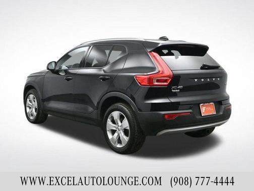 2022 Volvo XC40 T5 Momentum