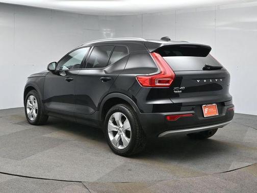2022 Volvo XC40 T5 Momentum