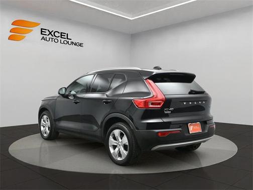 2022 Volvo XC40 T5 Momentum