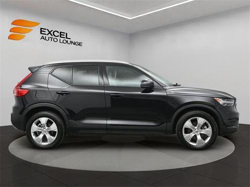 2022 Volvo XC40 T5 Momentum
