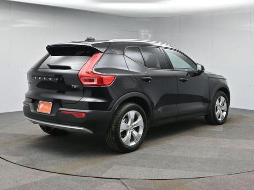 2022 Volvo XC40 T5 Momentum