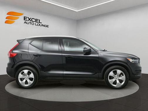 2022 Volvo XC40 T5 Momentum
