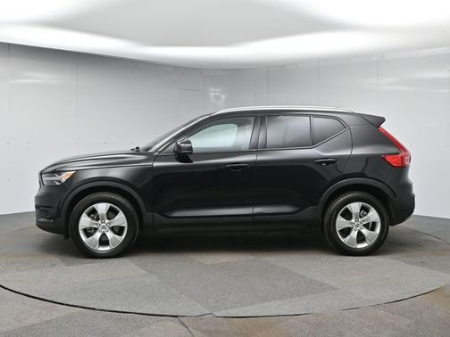 2022 Volvo XC40 T5 Momentum