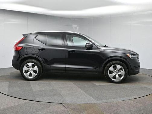 2022 Volvo XC40 T5 Momentum