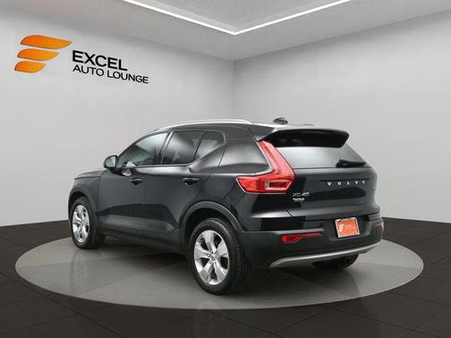 2022 Volvo XC40 T5 Momentum