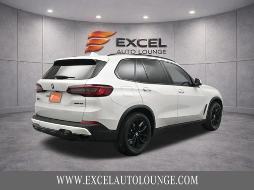 Mineral White Metallic 2023 BMW X5 xDrive40i