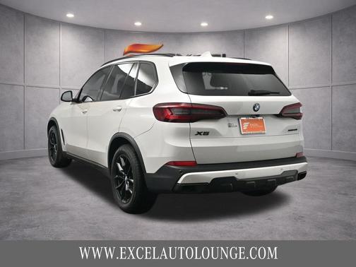 Mineral White Metallic 2023 BMW X5 xDrive40i