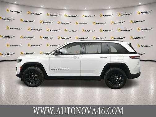 Bright White Clearcoat 2025 Jeep Grand Cherokee Altitude