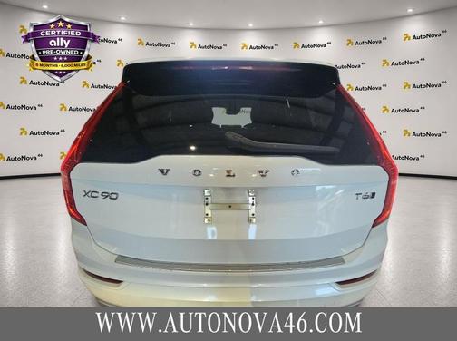 Crystal White Pearl 2019 Volvo XC90 T6 Momentum