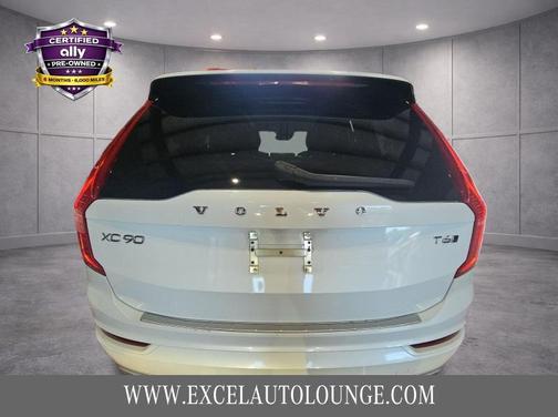 Crystal White Pearl 2019 Volvo XC90 T6 Momentum