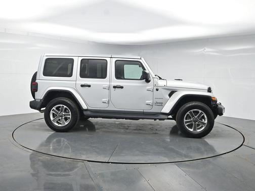 Silver Zynith Clearcoat 2022 Jeep Wrangler Unlimited Sahara
