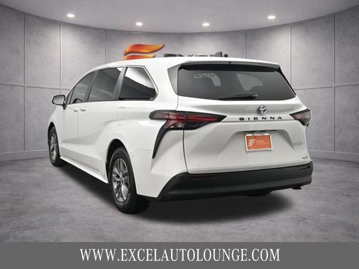 2022 Toyota Sienna LE