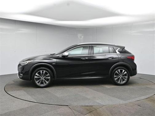 2017 INFINITI QX30 Premium