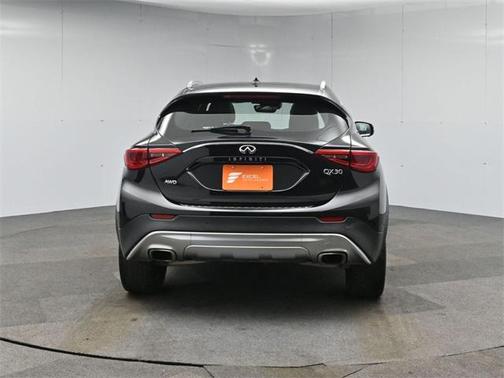 2017 INFINITI QX30 Premium