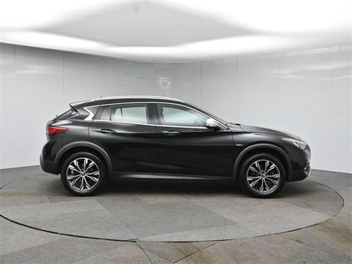 2017 INFINITI QX30 Premium