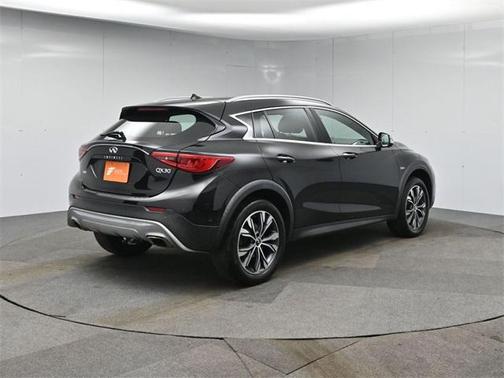 2017 INFINITI QX30 Premium